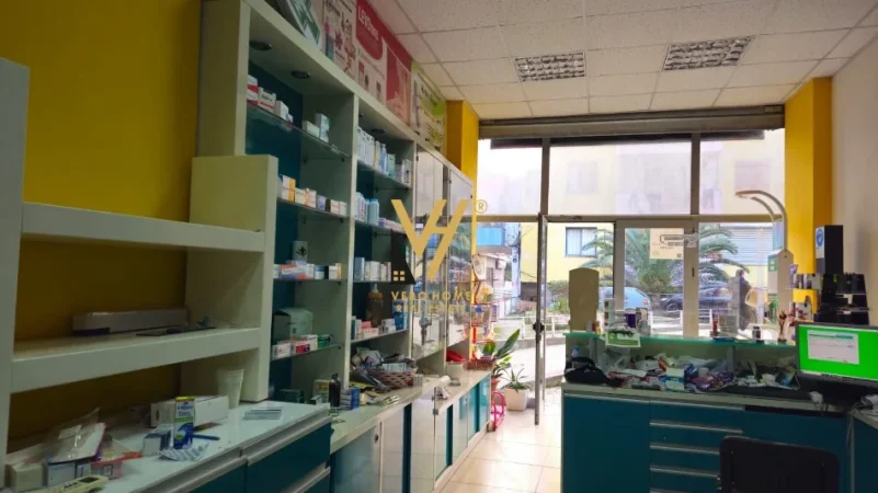 Tirane, shitet dyqan Kati 0, 60 m² 108.000 € (YZBERISHT)