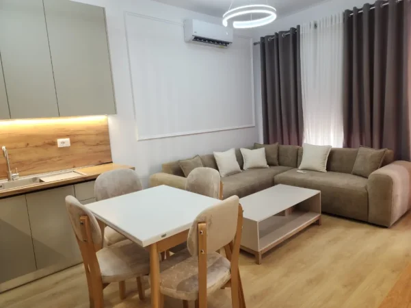 Tirane, jepet me qera apartament 1+1+Ballkon Kati 4, 62 m² 500 € (Ali Demi)