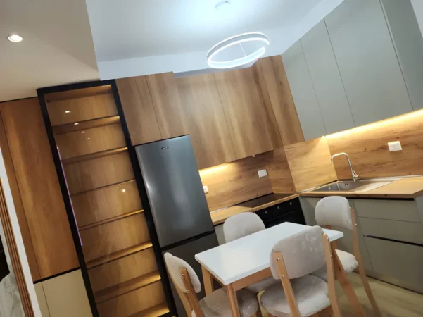 Tirane, jepet me qera apartament 1+1+Ballkon Kati 4, 62 m² 500 € (Ali Demi)