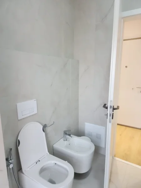 Tirane, jepet me qera apartament 1+1+Ballkon Kati 4, 62 m² 500 € (Ali Demi)