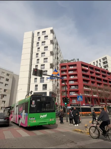 Tirane, jepet me qera ambjent biznesi Kati 0, 197 m² 5.000 € 