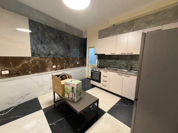 Tirane, jepet me qera apartament 1+1 Kati 1, 50 m² 400 € (Ali Demi)