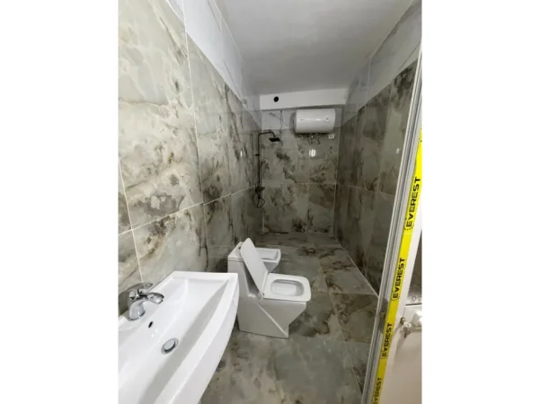 Tirane, jepet me qera apartament 1+1 Kati 1, 50 m² 400 € (Ali Demi)