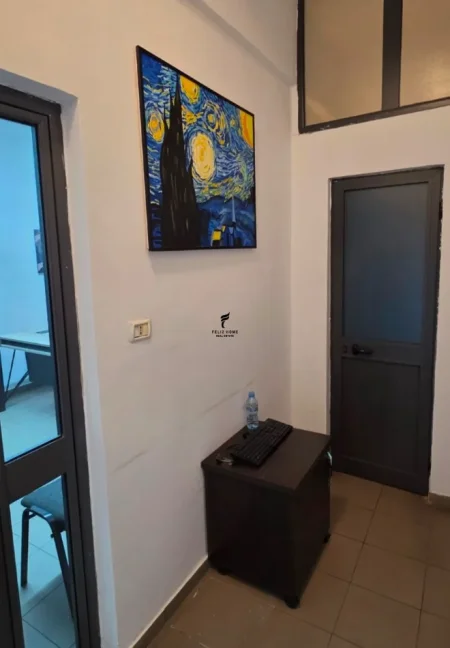 Tirane, jepet me qera zyre Kati 0, 24 m² 500 € (BULEVARDI BAJRAM CURRI)