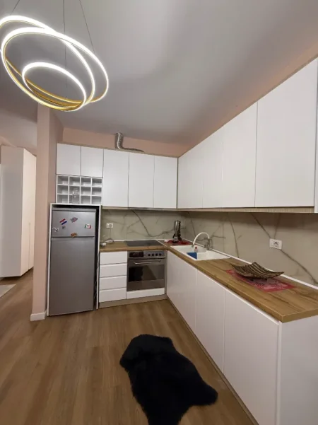 Tirane, jepet me qera apartament 1+1 Kati 1, 70 m² 750 € (RRUGA E BARRIKADAVE)