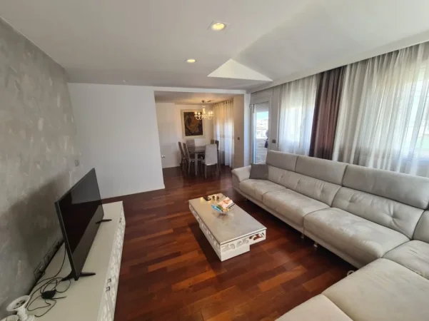 Tirane, shes apartament 2+1 Kati 5, 110 m² 275.000 € (Rruga E Kavajes)