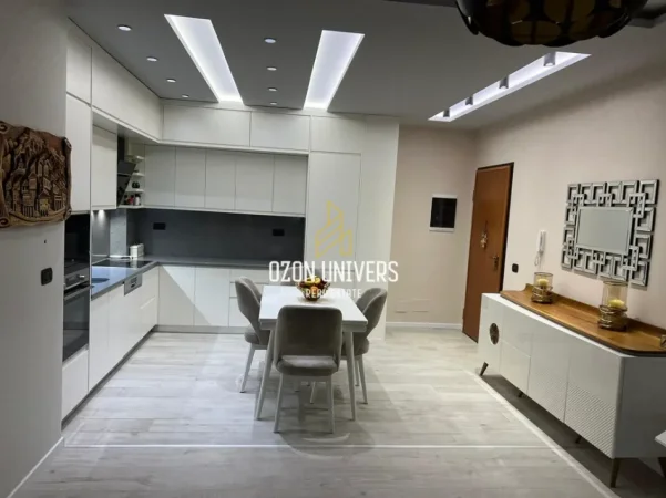 Tirane, jepet me qera apartament 2+1+Ballkon Kati 1, 117 m² 900 € (Liqeni i Thatë)