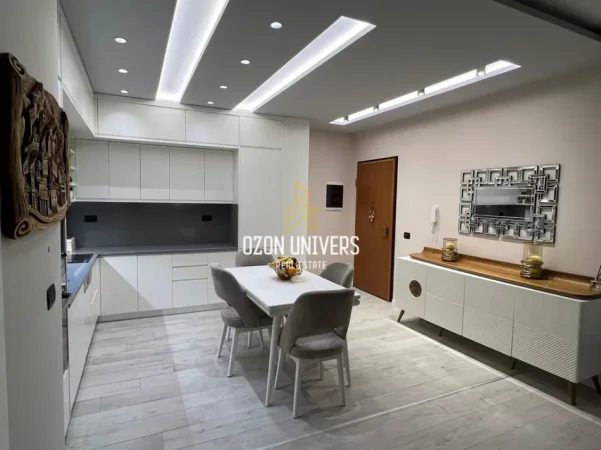 Tirane, jepet me qera apartament 2+1+Ballkon Kati 1, 117 m² 900 € (Liqeni i Thatë)