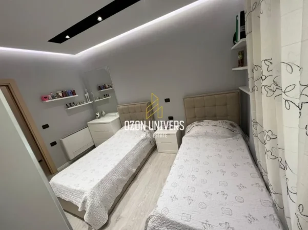 Tirane, jepet me qera apartament 2+1+Ballkon Kati 1, 117 m² 900 € (Liqeni i Thatë)