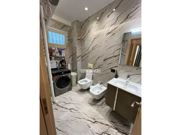 Tirane, jepet me qera apartament 2+1+Ballkon Kati 1, 117 m² 900 € (Liqeni i Thatë)