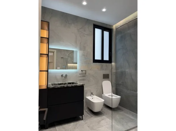 Tirane, shitet Vile Kati 0, 700 m² 2.000.000 € (Liqeni i Thate)