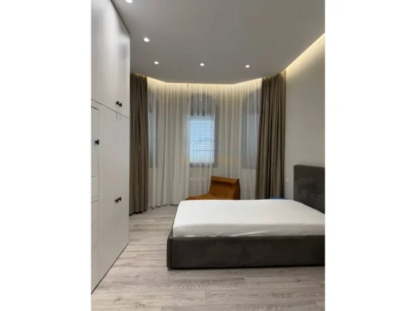 Tirane, shitet Vile Kati 0, 700 m² 2.000.000 € (Liqeni i Thate)