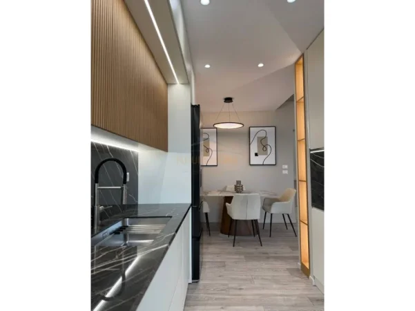 Tirane, shitet Vile Kati 0, 700 m² 2.000.000 € (Liqeni i Thate)