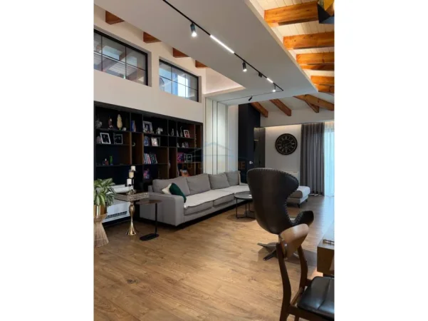 Tirane, shitet Vile Kati 0, 700 m² 2.000.000 € (Liqeni i Thate)