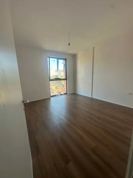 Tirane, jepet me qera zyre Kati 4, 80 m² 870 € (Rruga e Kavajes)