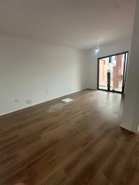 Tirane, jepet me qera zyre Kati 4, 80 m² 870 € (Rruga e Kavajes)