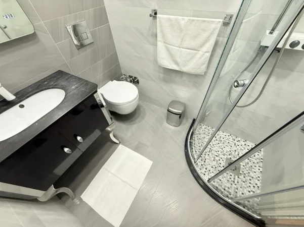 Tirane, jepet me qera apartament 2+1 Kati 8, 96 m² 950 € (Rruga Vaso Pasha)