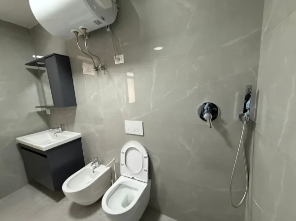 Tirane, jepet me qera apartament duplex 2+1 Kati 0, 80 m² (Stacioni i trenit)