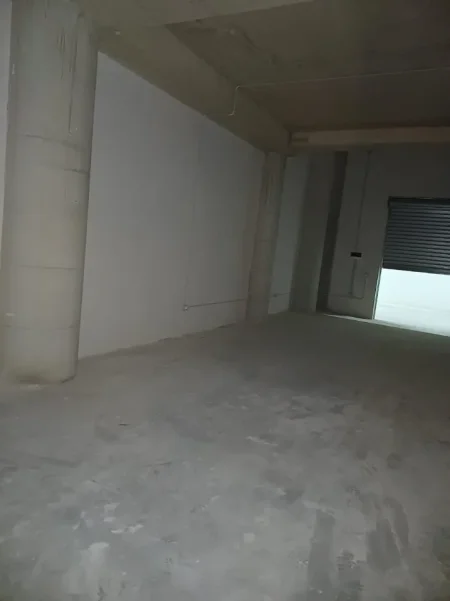 Tirane, jepet me qera magazine Kati -1, 157 m² 1.000 € (BULEVARDI I RI)