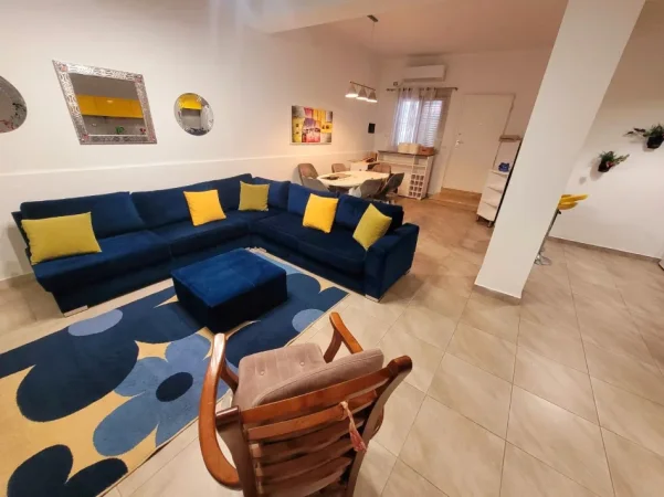 Tirane, jepet me qera apartament 2+1 Kati 1, 100 m² 550 € (Rruga Hoxha Tahsim prane Bar Oslo)