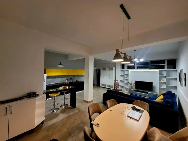 Tirane, jepet me qera apartament 2+1 Kati 1, 100 m² 550 € (Rruga Hoxha Tahsim prane Bar Oslo)