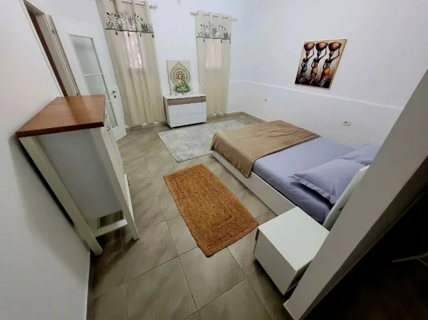 Tirane, jepet me qera apartament 2+1 Kati 1, 100 m² 550 € (Rruga Hoxha Tahsim prane Bar Oslo)