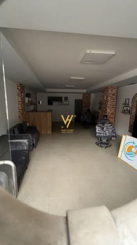 Tirane, jepet me qera dyqan Kati -1, 90 m² 820 € (ZOGU I ZI)