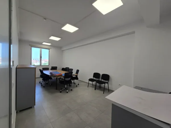 Tirane, jepet me qera ambjent biznesi Kati 0, 1.500 m² 13,400 € (Dritan Hoxha)