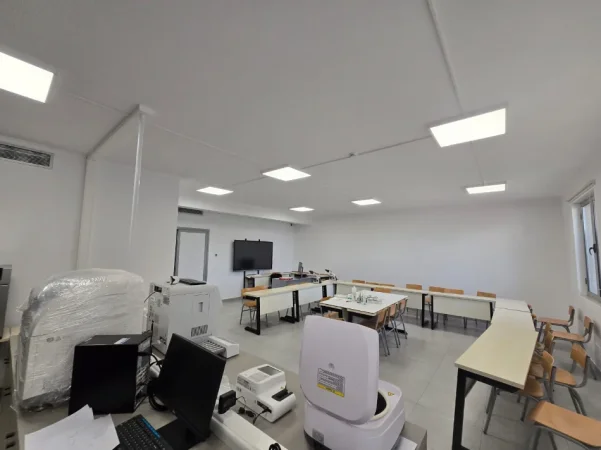 Tirane, jepet me qera ambjent biznesi Kati 0, 1.500 m² 13,400 € (Dritan Hoxha)