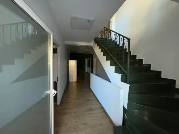 Tirane, jepet me qera zyre Kati 1, 311 m² 3.000 € (ISH-Blloku)