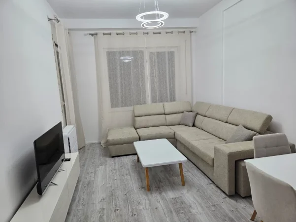 Tirane, jepet me qera apartament 2+1 Kati 1, 86 m² 700 € (Rruga Bedri Karapici)