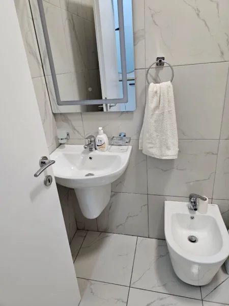 Tirane, jepet me qera apartament 2+1 Kati 1, 86 m² 700 € (Rruga Bedri Karapici)