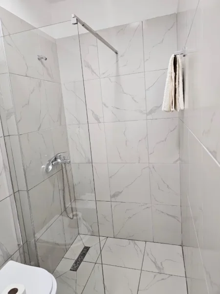 Tirane, jepet me qera apartament 2+1 Kati 1, 86 m² 700 € (Rruga Bedri Karapici)