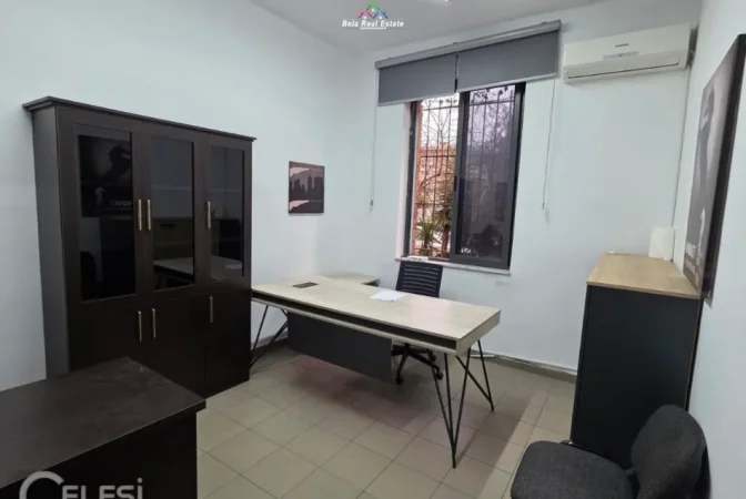 Tirane, jepet me qera zyre Kati 0, 28 m² 520 € (ish ekspozita)