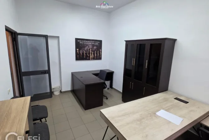 Tirane, jepet me qera zyre Kati 0, 28 m² 520 € (ish ekspozita)