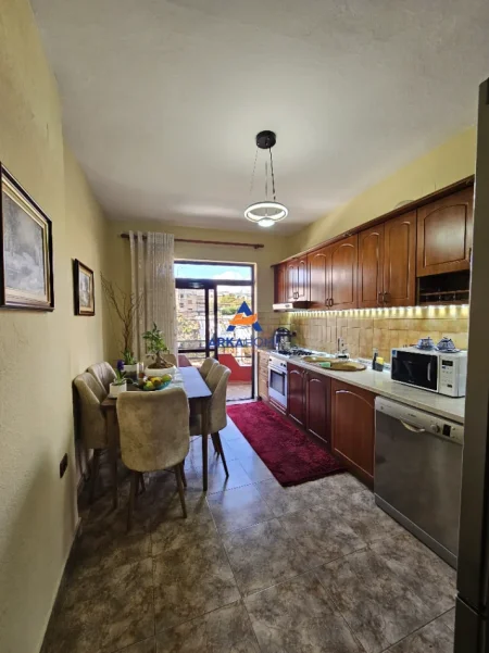 Tirane, jepet me qera shtepi 3 Katshe , 220 m² 2.200 € 