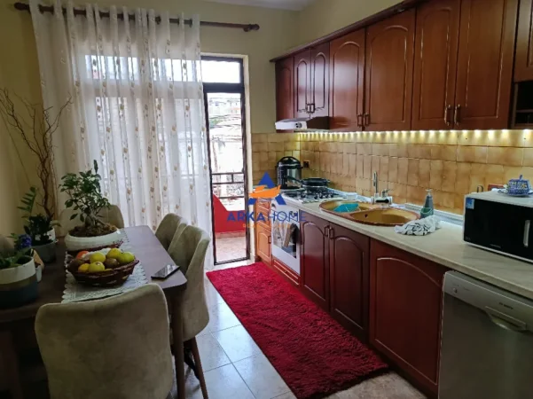 Tirane, jepet me qera shtepi 3 Katshe , 220 m² 2.200 € 
