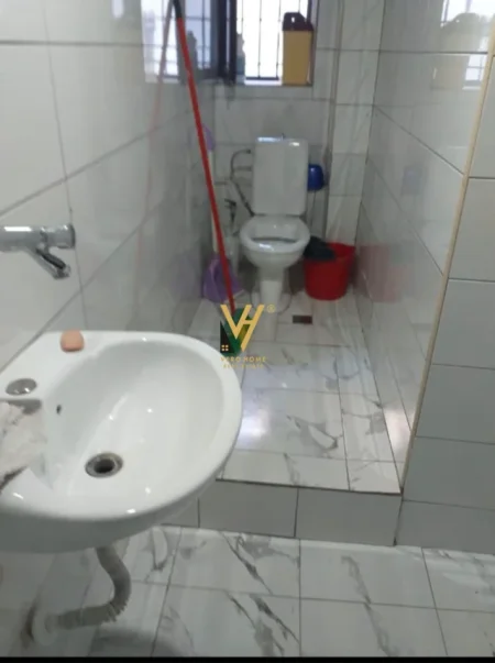 Tirane, jepet me qera magazine Kati 0, 60 m² 420 € (RRUGA E DIBRES)