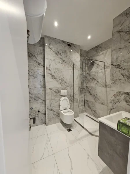 Tirane, jepet me qera zyre Kati 1, 88 m² 850 € (Rruga Muhamet Gjollesha)