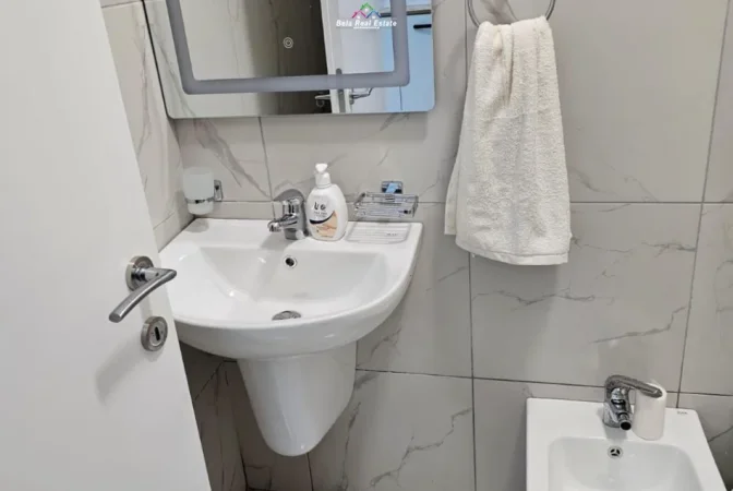 Tirane, jepet me qera apartament 2+1 Kati 1, 75 m² 700 € (rruga Bedri Karapici)