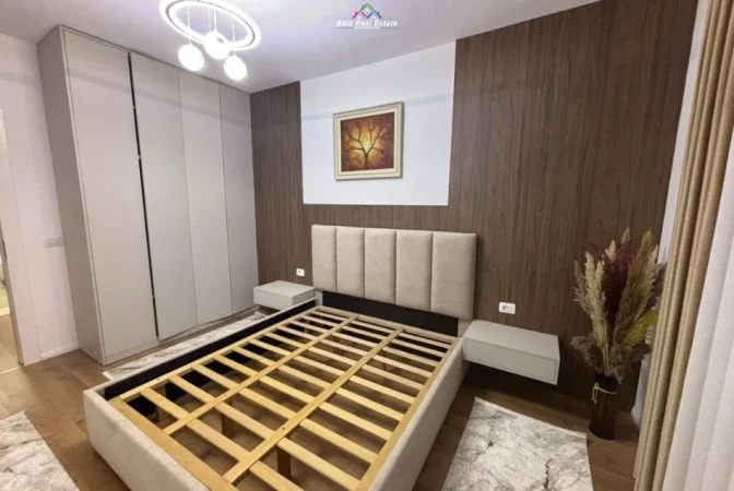 Tirane, jepet me qera apartament 1+1+Ballkon Kati 5, 80 m² 720 € (shkolla e kuqe)