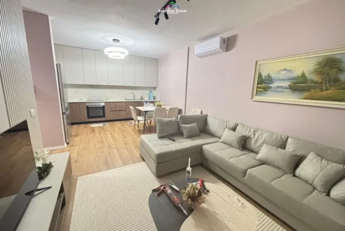 Tirane, jepet me qera apartament 1+1+Ballkon Kati 5, 80 m² 720 € (shkolla e kuqe)