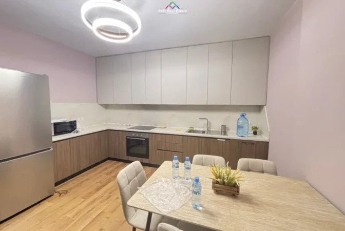 Tirane, jepet me qera apartament 1+1+Ballkon Kati 5, 80 m² 720 € (shkolla e kuqe)