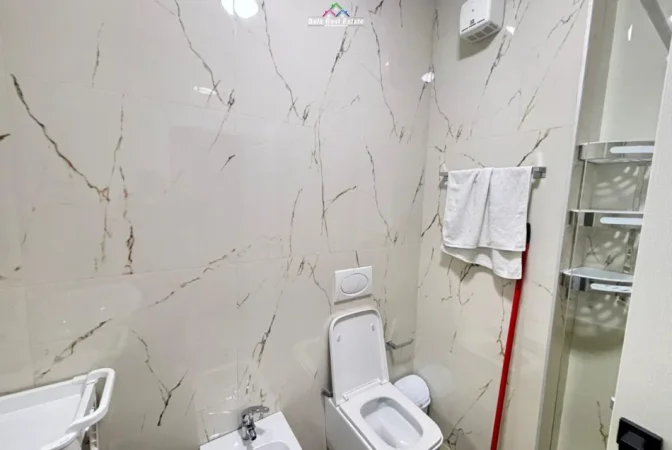 Tirane, jepet me qera apartament 1+1+Ballkon Kati 5, 80 m² 720 € (shkolla e kuqe)