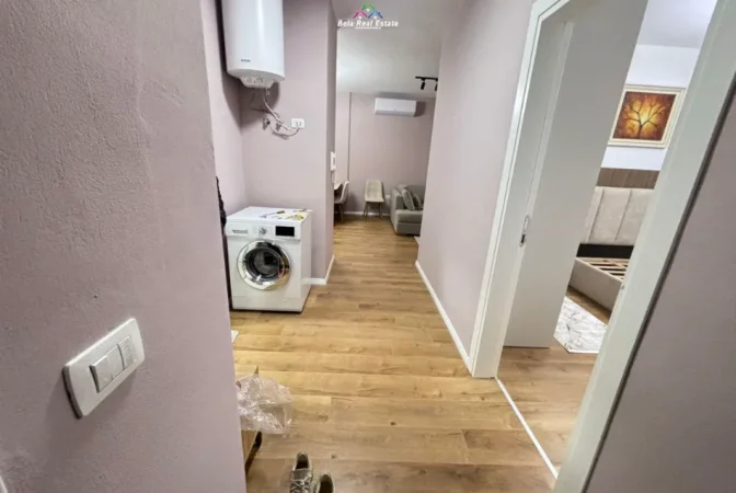 Tirane, jepet me qera apartament 1+1+Ballkon Kati 5, 80 m² 720 € (shkolla e kuqe)