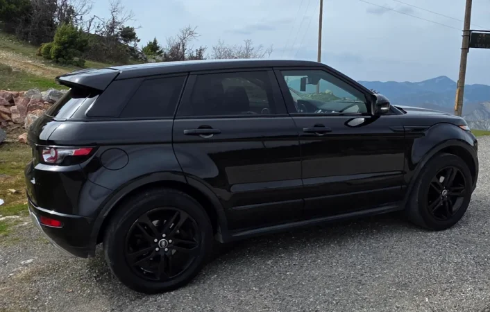 Tirane, shitet Range Rover Evoque , e zeze automatik Klima 180.000 km 9.800 €