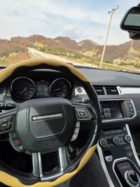 Tirane, shitet Range Rover Evoque , e zeze automatik Klima 180.000 km 9.800 €
