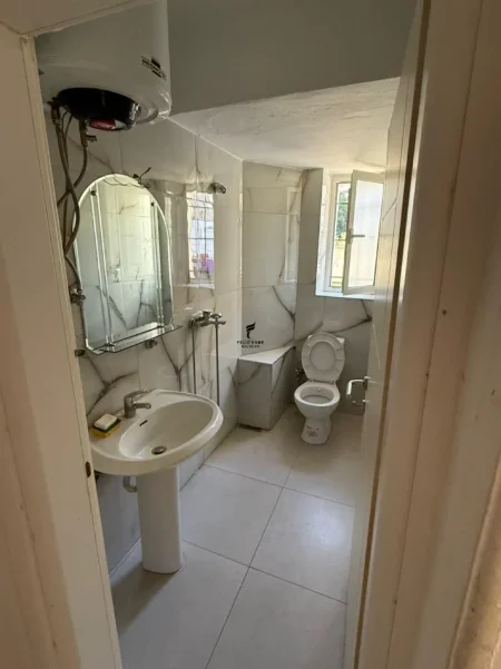 Tirane, jepet me qera dyqan Kati 1, 30 m² 400 € (XHAMIA E TABAKEVE)