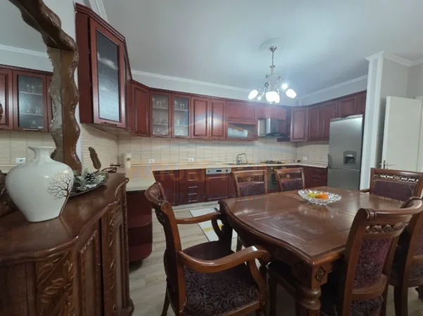 Tirane, jepet me qera apartament 2+1+Ballkon Kati 7, 121 m² 680 € (Ish Tregu Elektrik)