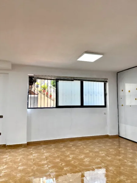 Tirane, jepet me qera Kati 0, 65 m² 600 € (Rruga Shkelqim Fusha)